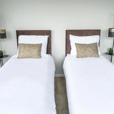 Modern Private Suite Bathroom & Shared Kitchen * Raamsdonksveer