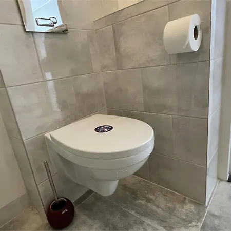 Modern Private Suite Bathroom & Shared Kitchen *